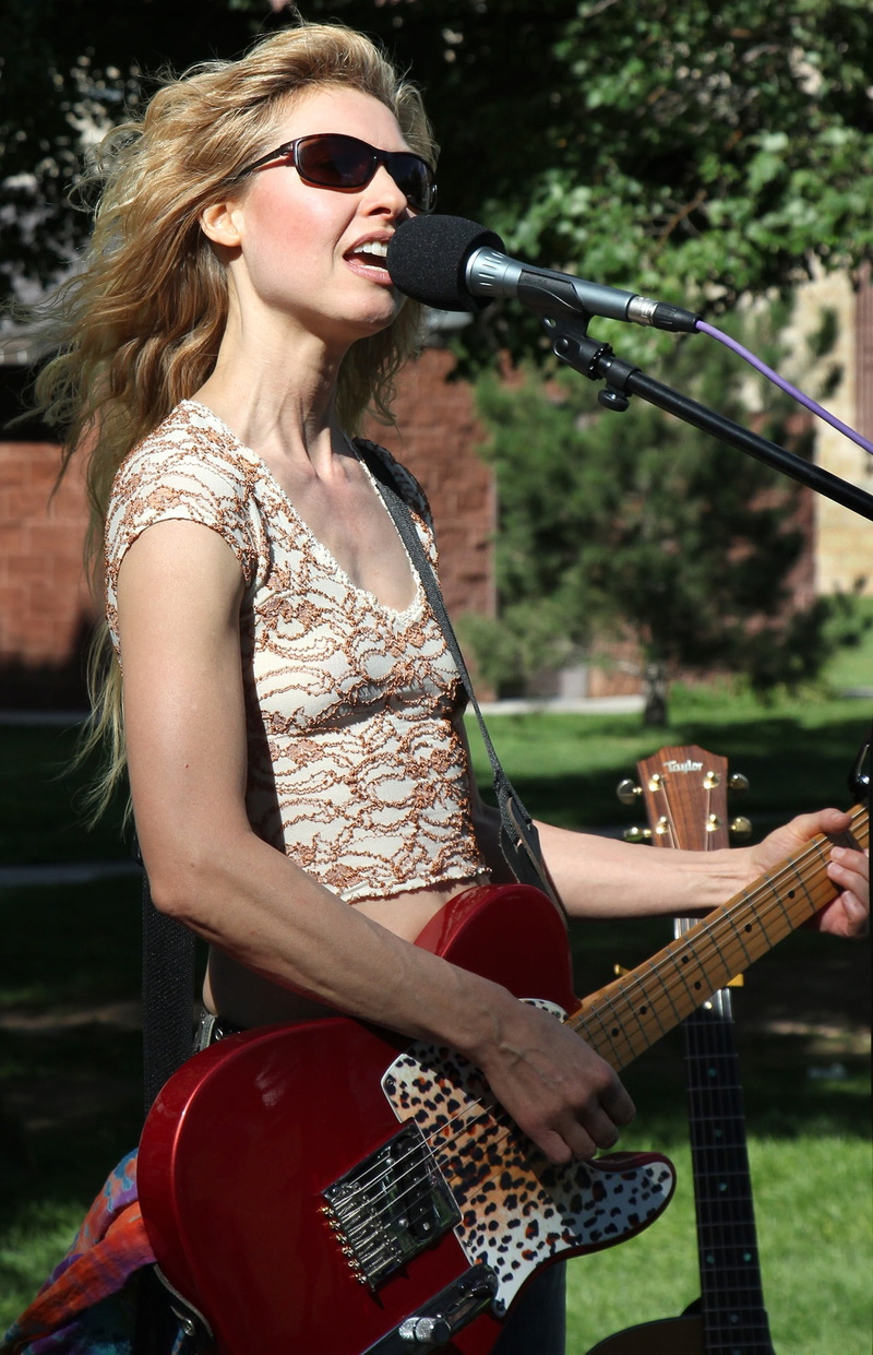 musical, women, musician, singer, musical equipment, hairstyle, 1080P, one person, performance, young women, telecaster, woman, real people, playing, rock