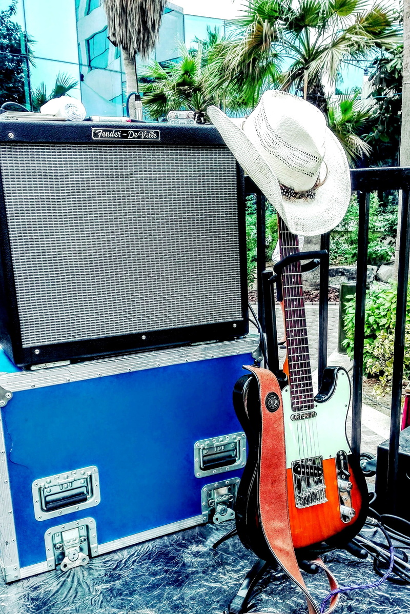 built structure, text, wall - building feature, architecture, country, guitar, Country, no people, outdoors, 2K, musical equipment, day, musical Instrument