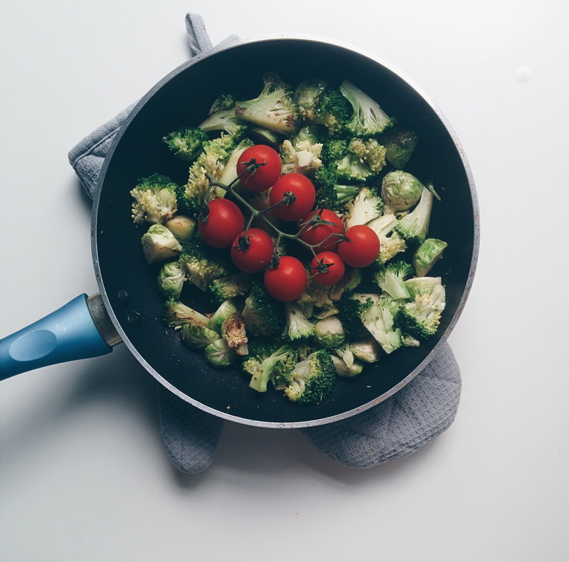 indoors, white background, still life, cooking pan, brussels sprouts beautiful computer, fruit, 1080P, kitchen utensil, freshness, food, directly above