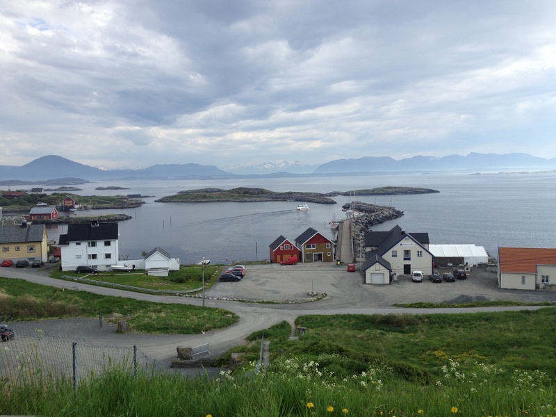 house, grass, building, norway, mountain, lake, land, port, 2K, sea, the coastal, no people, sky, outdoors, architecture, built structure, bid, residential district