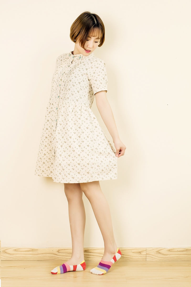 front view, indoors, innocence, fashion, clothing, 1080P, flooring, one Person, girls, people, woman, beige, sock, juarez, japanese, wall - building feature