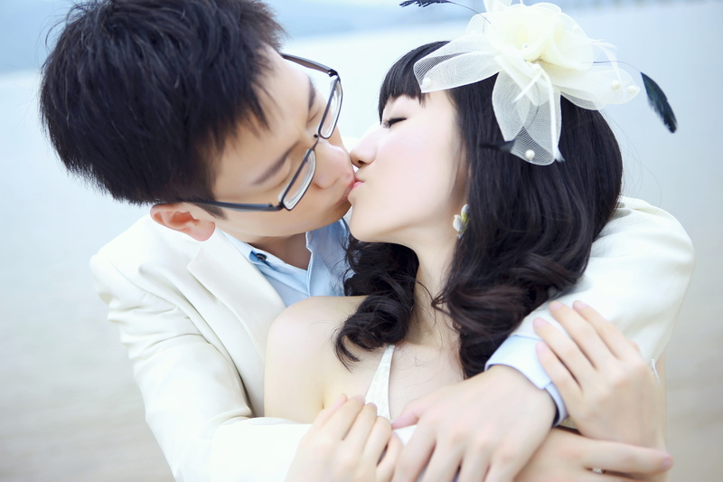 man, clothing, bonding, dog, focus on foreground, love, near, adult, 5K, china, emotion, close-up, black hair, positive emotion, hairstyle, romantic, kissing