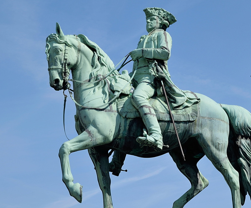 outdoors, art and craft, sky, 2K, horse, king - royal person, military, braunschweig, representation, rider with horse, domestic, sculpture, day, blue