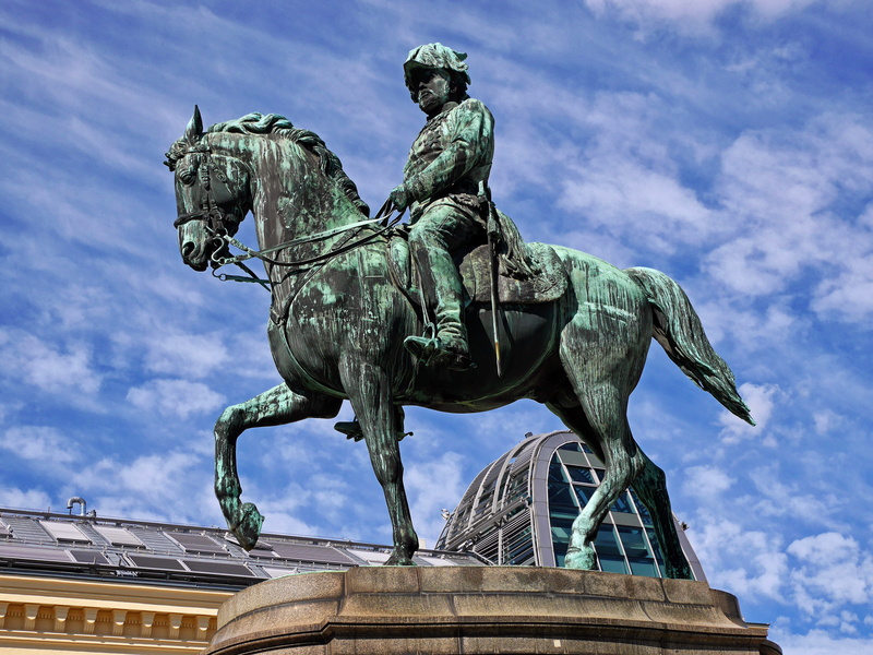 king - royal person, outdoors, horse, bronze sculpture, no people, human representation, cloud - sky, art and craft, low angle view, domestic, history