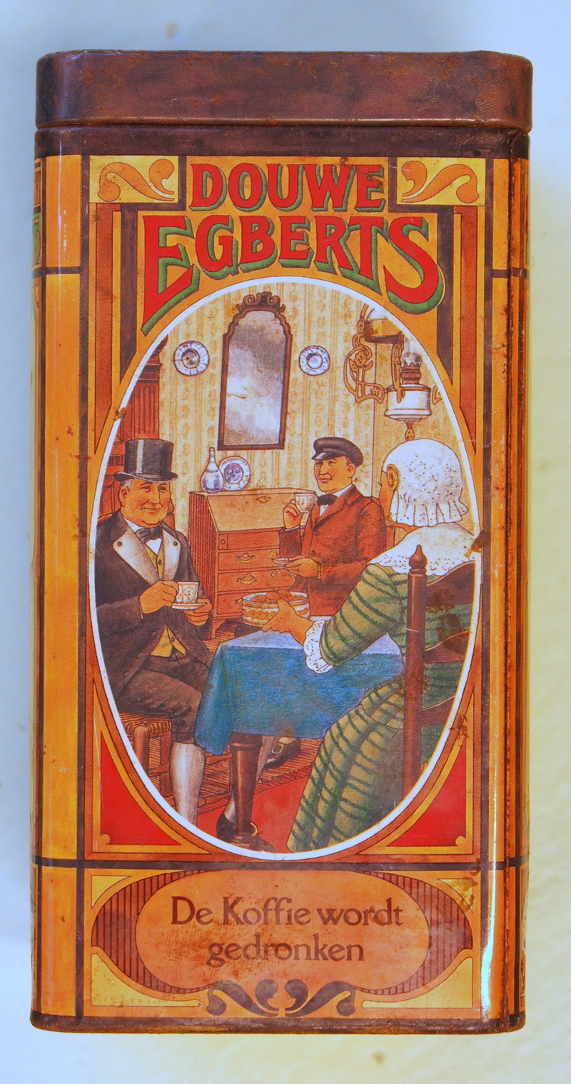 Tin, king - royal person, Package, container, history, 4K, indoors, male likeness, close-up, human representation, representation, text, the past, architecture