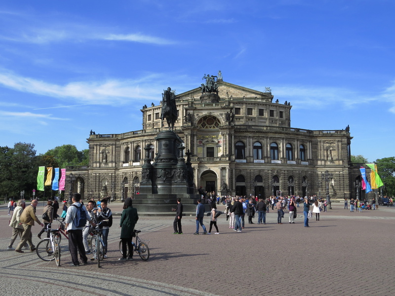 history, architectural column, built structure, saxony, historically, large group of people, tourists, real people, architecture, lifestyles, tourist, sky