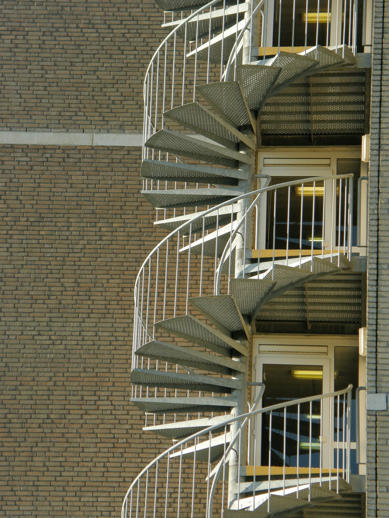 window, metal, no people, railing, 2K, Trap, day, outdoors, built structure, wall, city polders, Winding, spiral, steps and staircases, Staircase, building exterior