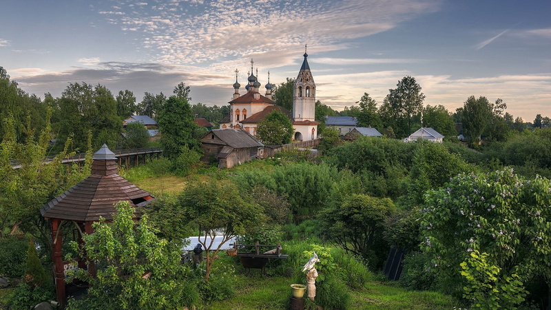 growth, no people, vologda, outdoors, tree, architecture, rural area, grass, ustyuzhna, cloud, green color, building exterior, belief, day, village, plant