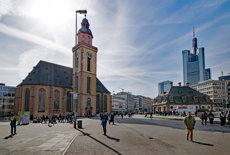 places of interest, building exterior, architecture, real people, built structure, outdoors, crowd, city, st catherines church, skyscraper, large group of people