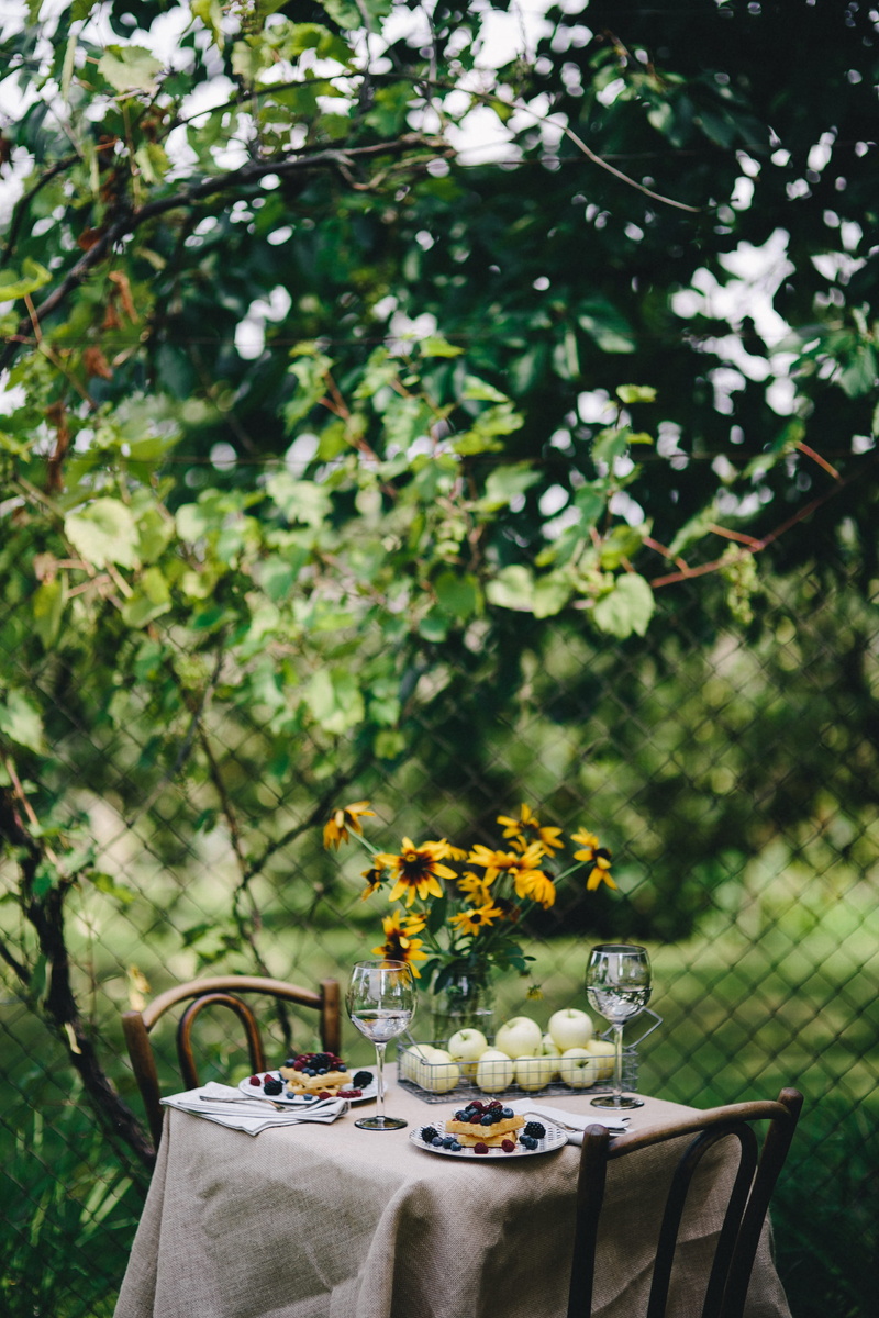vase, picnic, nature, Healthy, rest, 4K, freshness, table, lunch, chair, health, flowers, garden, food and drink, eating, focus on foreground, food, flower pot