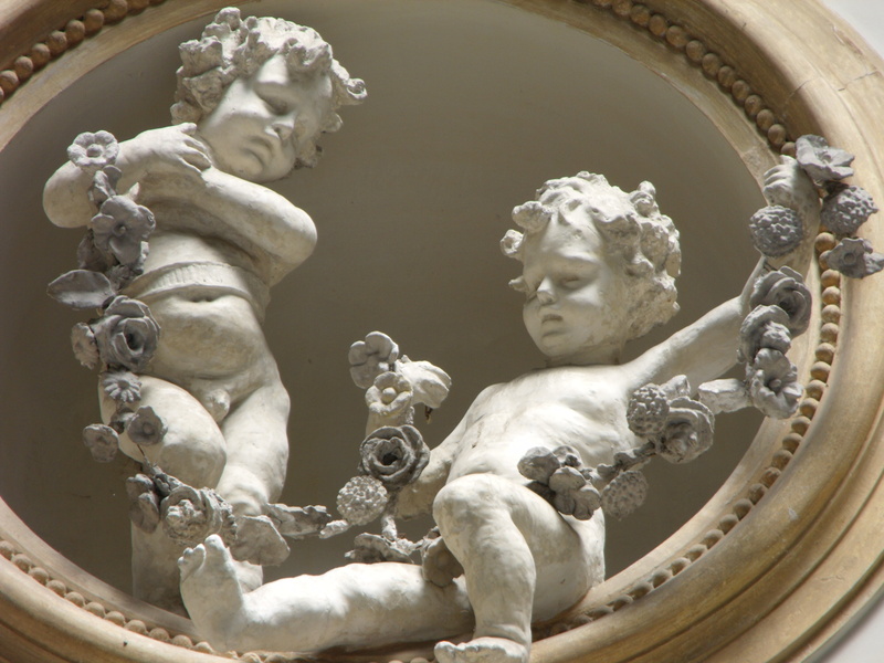 art and craft, indoors, statue, creativity, male likeness, history, wreath, prince of naples gallery, plaster work, children, representation, close-up