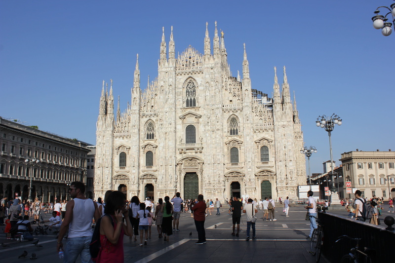 place of worship, gothic style, architecture, 5K, real people, sky, center, monument, spirituality, group of people, piazza duomo, milan, cathedral, the past