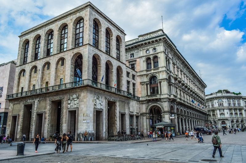 europe, urban, crowd, building exterior, built structure, outdoors, day, group of people, women, real people, tourism, city, milan, italy, arch, men, the past