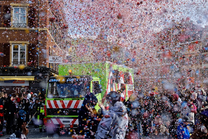 joy, Yverdon, built structure, festival, building exterior, large group of people, Road, lifestyles, celebration, city, people, group of people, women