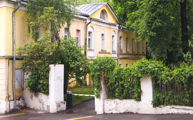 outdoors, window, door, house, building exterior, architectural column, entrance, khitrovskiy pereulok, no people, built structure, moscow, growth, old building