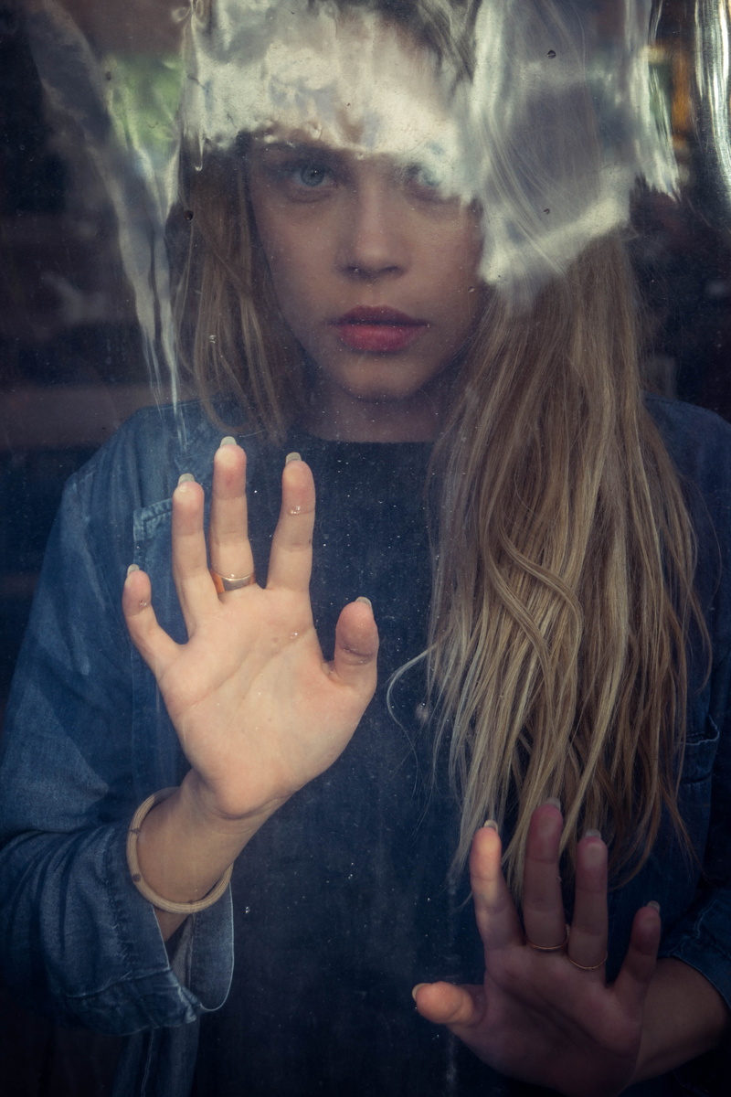 blond hair, looking at camera, solo, girls, beautiful woman, headshot, portrait, window, teenager, woman, gorky central park of culture and leisure, moskva