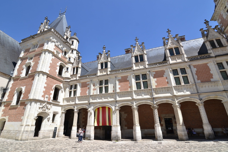 arches, europe, château de louis xii, real people, outdoors, 4K, blois, built structure, clear sky, city, famous Place, facade, châteaux de la loire, château de blois