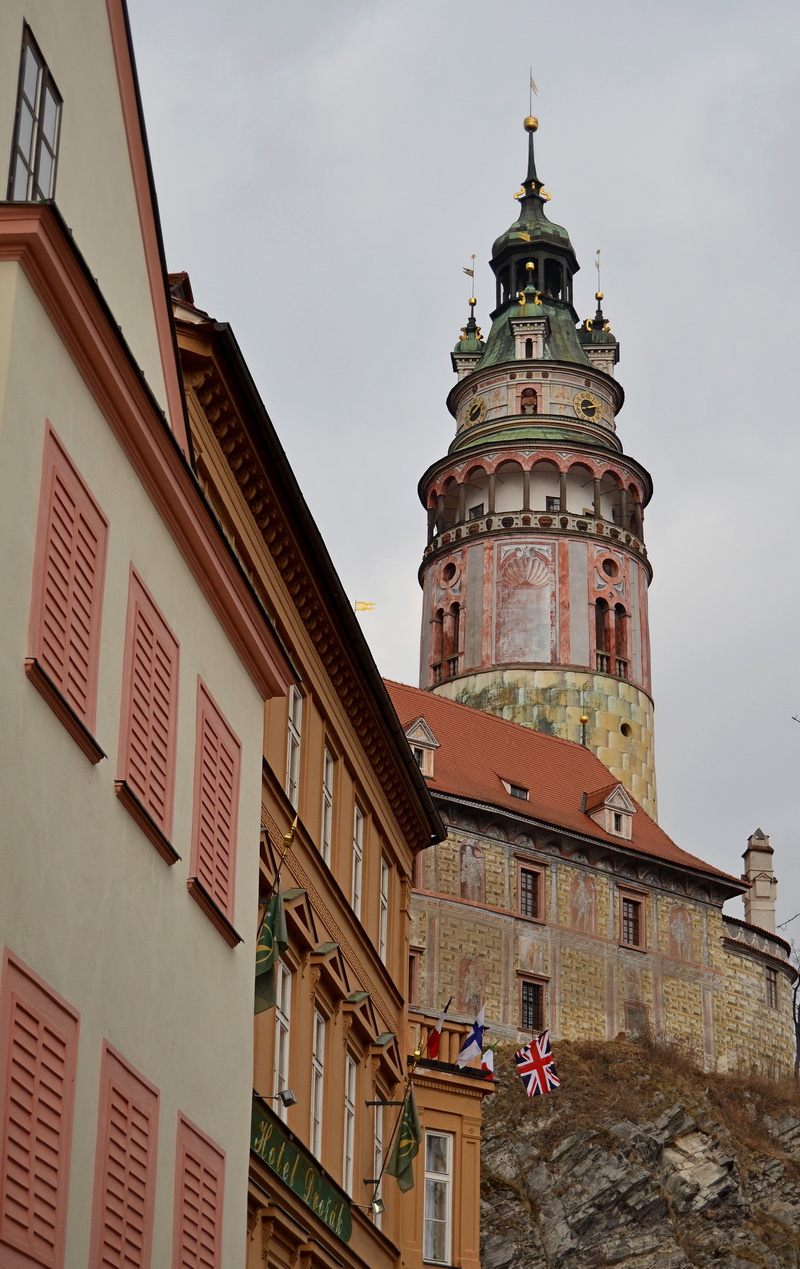 castle, place of worship, religion, low angle view, sky, city, no people, tall - high, czech krumlov, window, outdoors, history, architecture, spire, 4K
