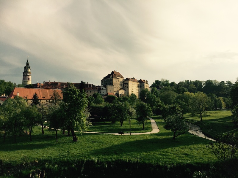 nature, czech republic, land, romance, growth, tree, cloud - sky, sky, built structure, beauty in nature, the outhouse, 2K, view, castle, czech krumlov