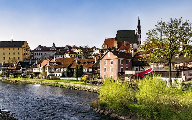 plant, row house, outdoors, krumlov, no people, town, water, building exterior, built structure, city, landscape, building, cesky, travel, waterfront