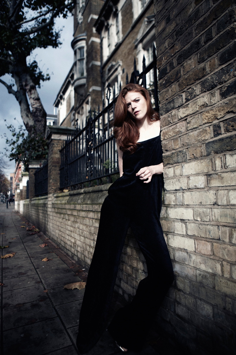 women, 2K, portrait, hair, contemplation, waiting, city, brick, beautiful people, outdoors, depression - sadness, beauty, Rose Leslie, fashion, emotion