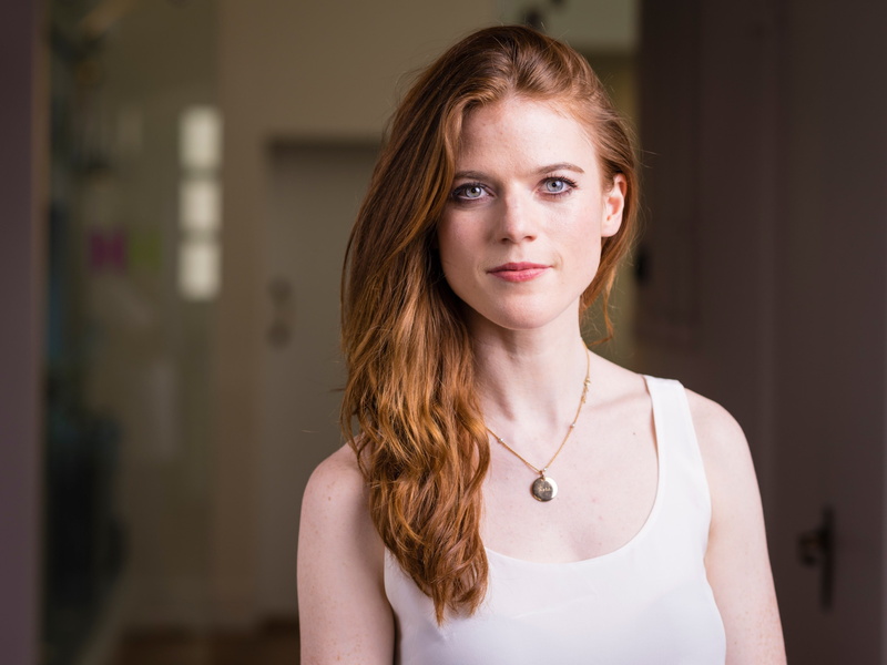 looking at camera, adult, hair, casual clothing, brown hair, young women, young adult, long hair, front view, beautiful woman, 4K, women, lifestyles, rose leslie 4k hd  widescreen