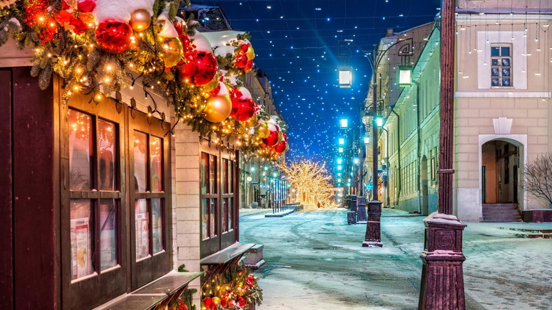 christmas lights, night, chrismas lights, street light, window, snow, outdoors, tree, street, christmas decoration, built structure, manezhnaya square