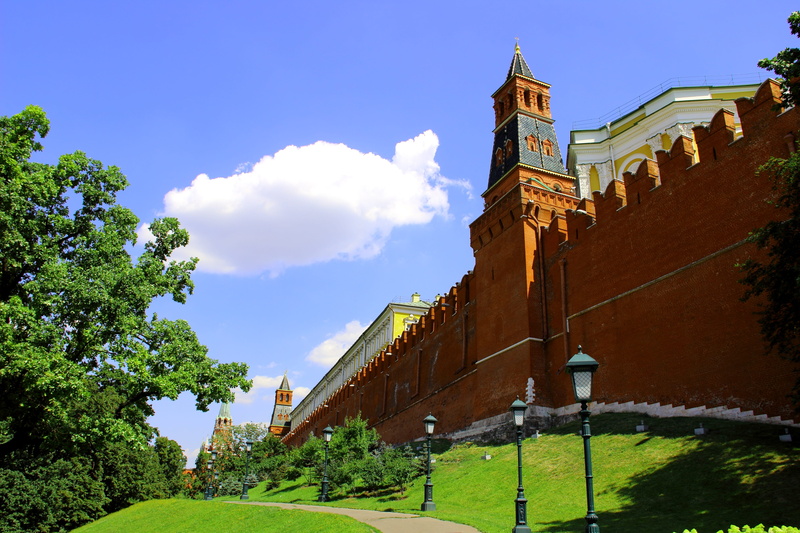 the kremlin, manezhnaya square, clock, clock tower, plant, cloud - sky, the past, Kremlin, architecture, clouds, 5K, built structure, nature, museum, aleksandrovskiy garden