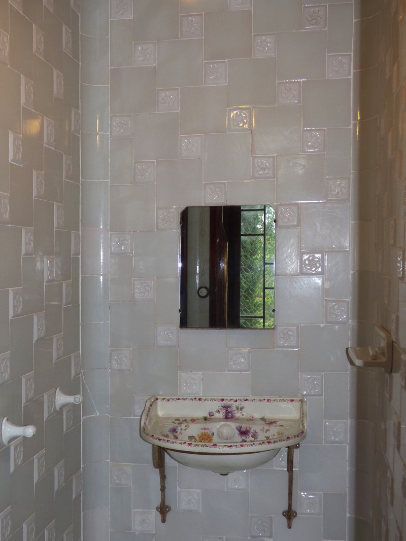 faucet, wall - building feature, no people, bathroom sink, mirror, clean, home, 4K, modernist, domestic bathroom, indoors, sink, porcelain, household equipment