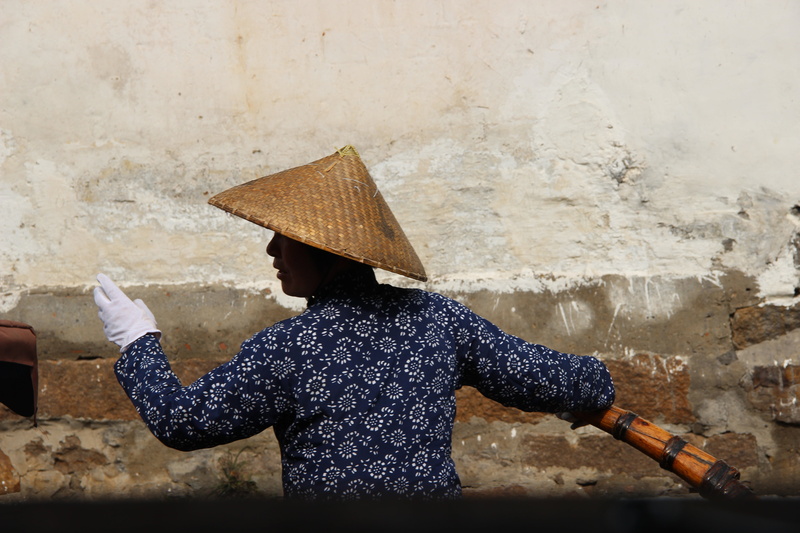 three quarter length, 5K, holding, rear view, real people, zhouzhuang, clothing, waist up, casual clothing, standing, one person, lifestyles, day, human arm