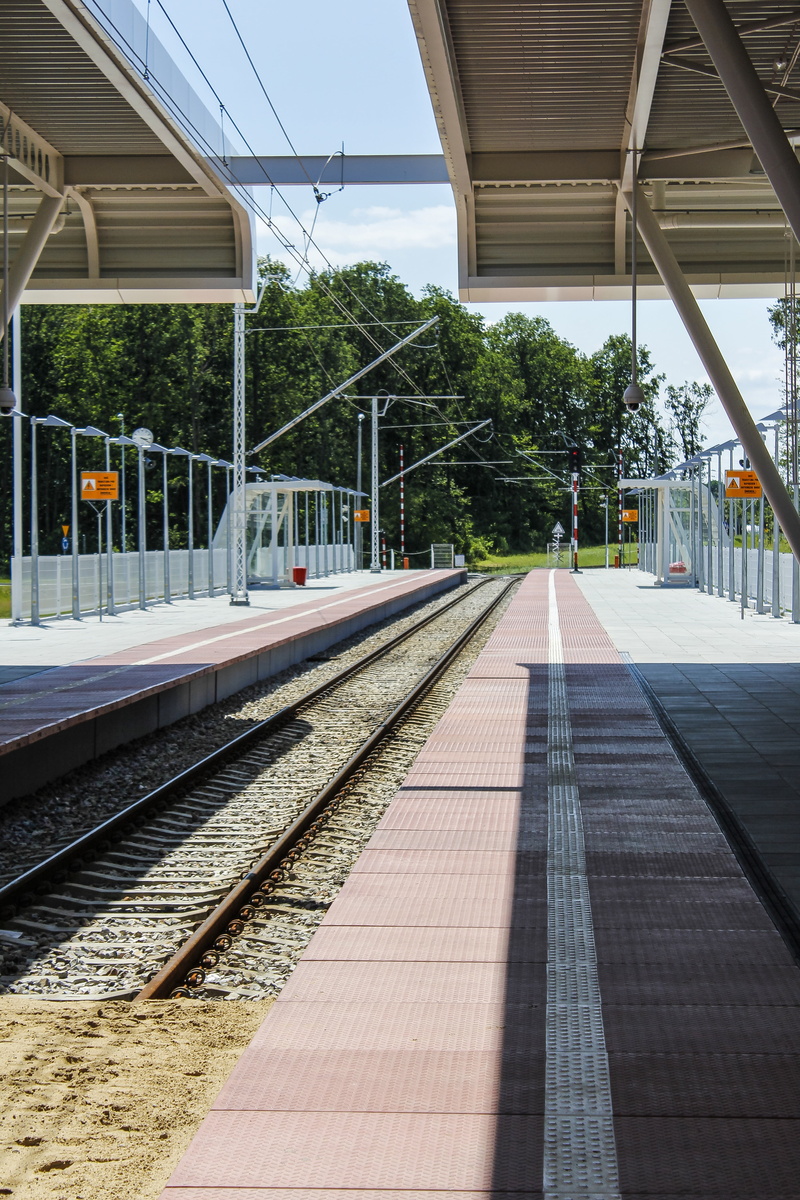 outdoors, fly, tracks, diminishing perspective, no people, tree, transportation, nature, architecture, plant, sky, public transportation, travel, railroad station