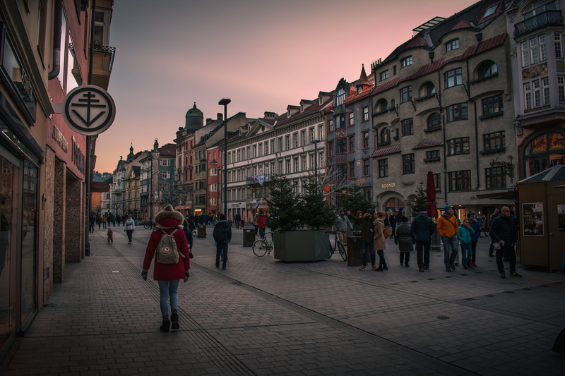 lifestyles, street, footpath, men, pink, people, real people, innsbruck, architecture, city life, walking, building exterior, city, austria, winter, building