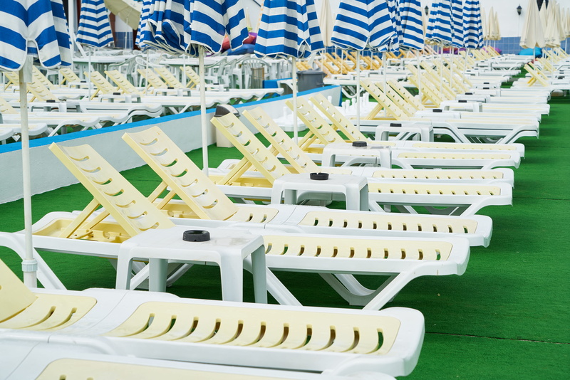 empty, summer, seat, order, in a row, no people, interior architecture, relax, 8K, white color, beautiful, large group of objects, swimming pool, pool