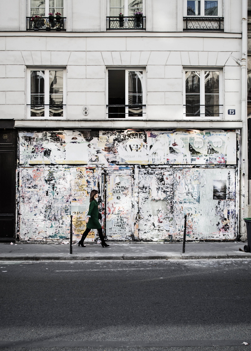 woman, real people, industrial, built structure, graffiti, parisian, one person, day, street, walking, men, architecture, wall - building feature, wall