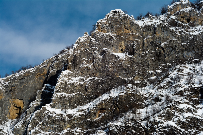 snow, wood, rock - object, cold temperature, low angle view, quba, solid, cliff, outdoors, beauty in nature, 5K, white, no people, rock formation, formation