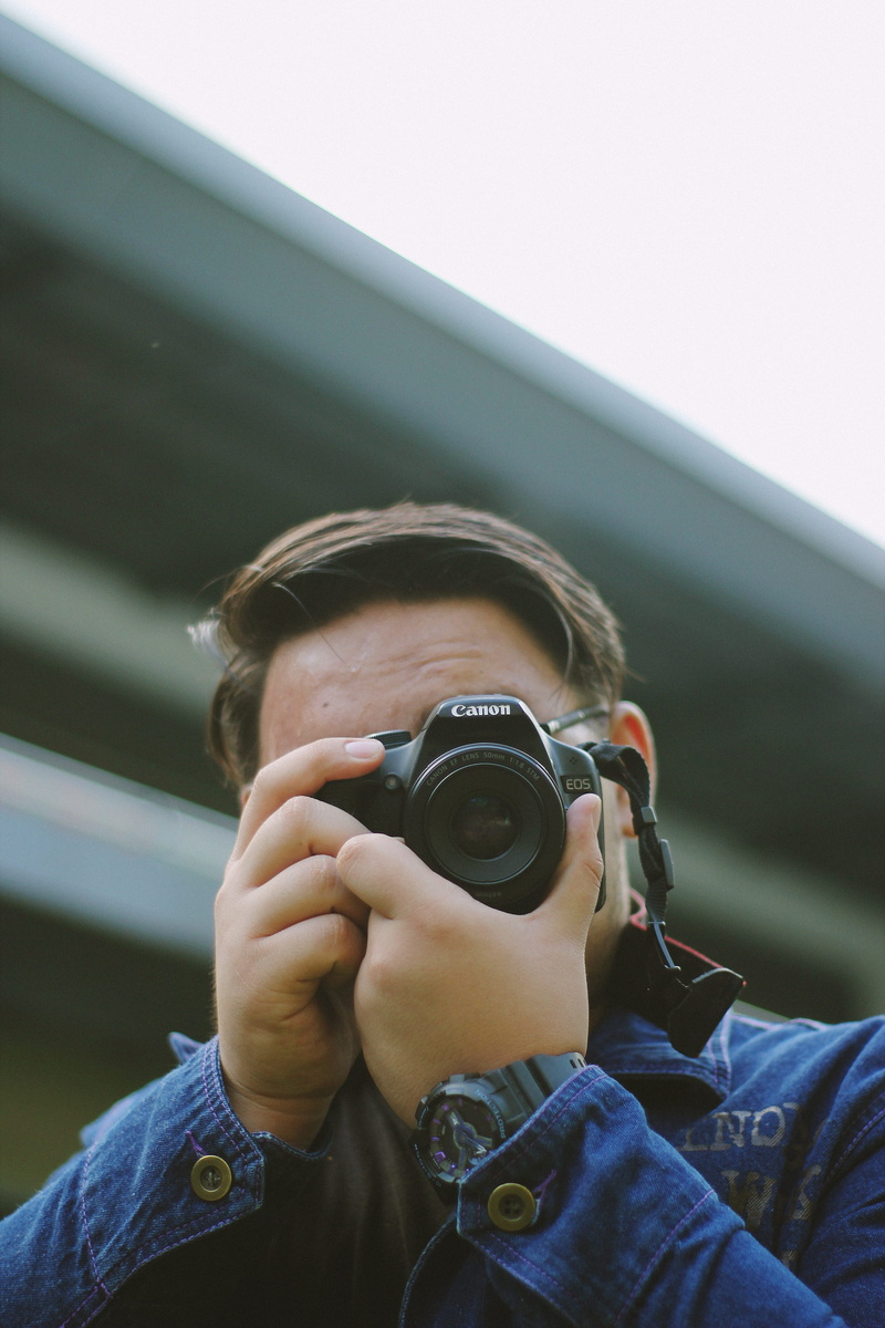 camera - photographic equipment, slr camera, photographic equipment, camera, boy, photography themes, young adult, life, digital single-lens reflex camera