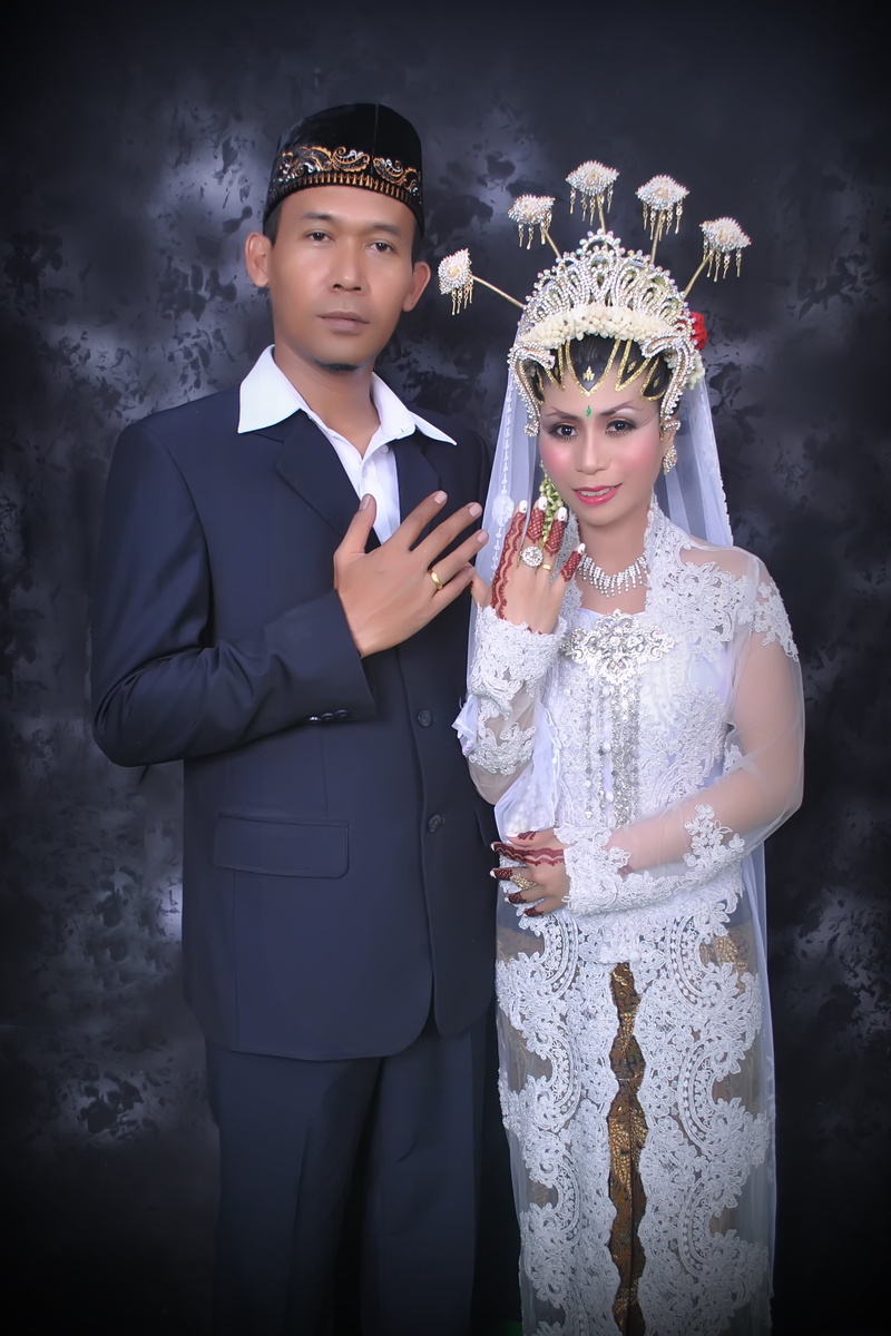 traditional clothing, women, couple, event, indonesia, 4K, three quarter length, young men, married, happiness, traditional, looking at camera, ceremony