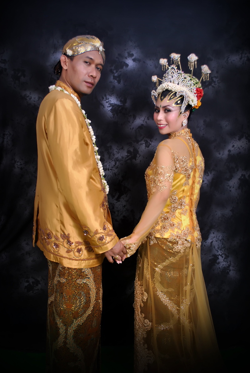happiness, wedding, looking at camera, people, religion, indonesia, belief, young adult, two people, married, clothing, bride, celebration, traditional
