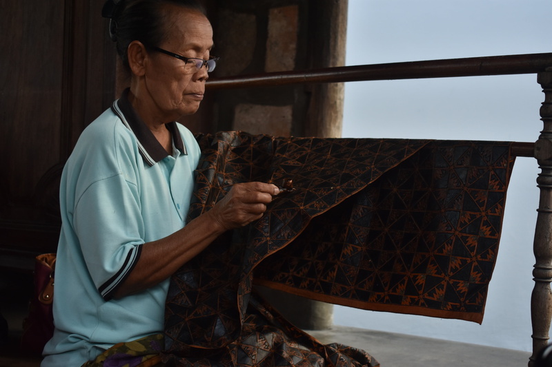 mature adult, clothing, one person, cultures, culture, holding, standing, lifestyles, glasses, senior adult, water, indonesia, waist up, eyeglasses, casual clothing