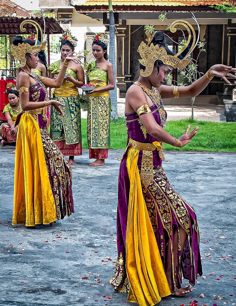 arts culture and entertainment, balinese, standing, Bali, sari, architecture, real people, carnival - celebration event, exotic, Costume, full length, traditional