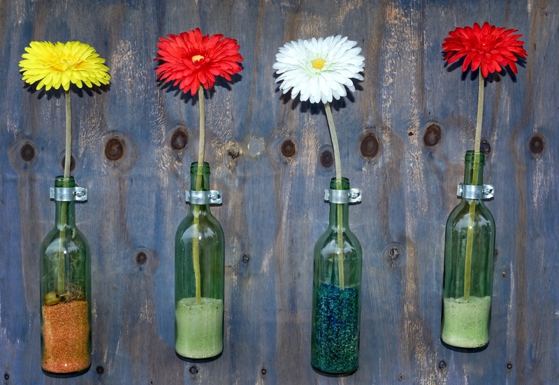 flowering plant, sconces, flower vase, red, flower, vase, freshness, indoors, variation, no people, 5K, home, ornament, daisies, white, in a row, boards