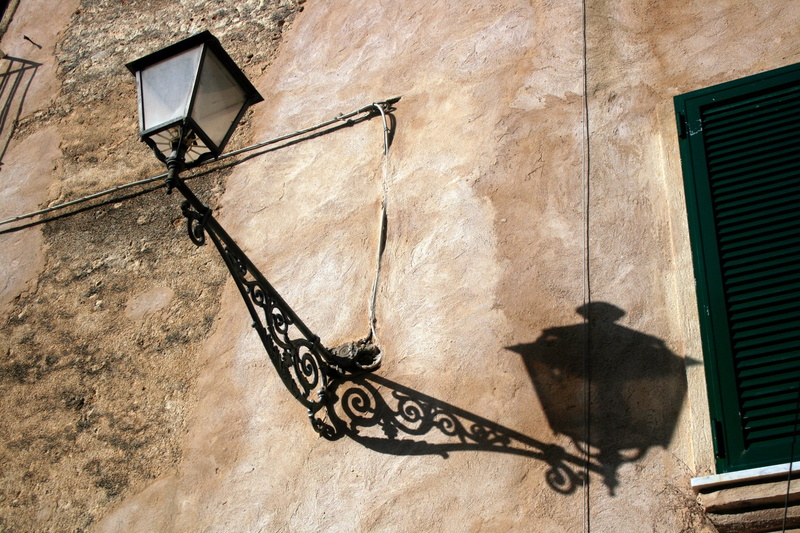 electric lamp, no people, lamp, art and craft, old, wall - building feature, dirty, 1080P, lantern, pattern, history, residential district, ancient, the past