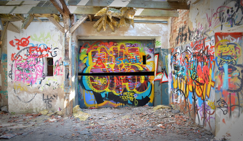 decay, lapsed, messy, mural, run down, pforphoto, ailing, industrial building, wall - Building Feature, human representation, leave, dirty, art and craft