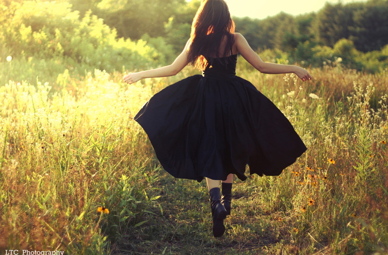 blackdress, one person, grass, Dress, Golden, Woman, full length, back, rear view, hairstyle, 2K, growth, Running, dom, hair, Outdoor, clothing, adult