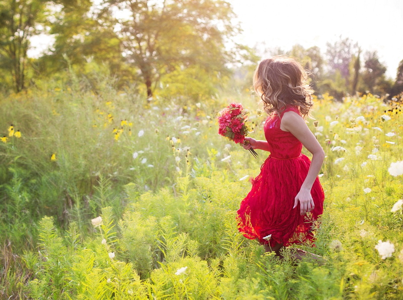 Woman, grass, happiness, rear view, Dress, Love, Joyful, fashion, Flowers, neck, leisure activity, Girl, bouquet, Girls, Summer, hairstyle, outdoors, flowering plant