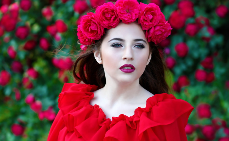 looking at camera, flower head, women, one person, headshot, plant, fashion, hairstyle, Roses, outdoors, adult, red, Wreath, young women, close-up, freshness