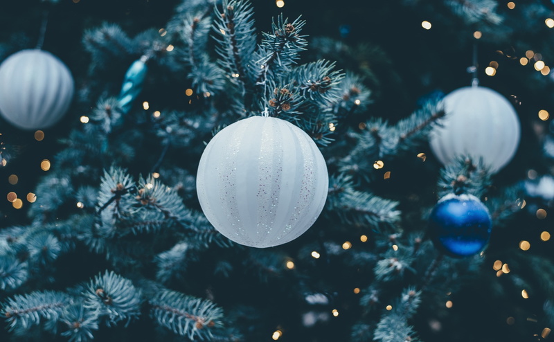 Christmas, christmas ornament, Ball, bokeh, christmas lights, christmas tree, Light, close, event, Snow, glisten, holiday, holiday - event, newyear, 4K