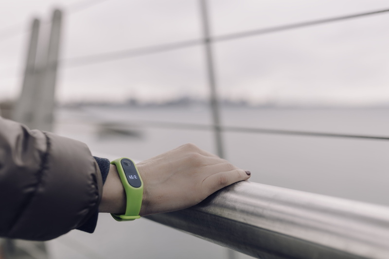 band, day, holding, human limb, tracker, human arm, outdoors, display, wrist, hand, checking the time, fashion, one person, connection, men, time, adult