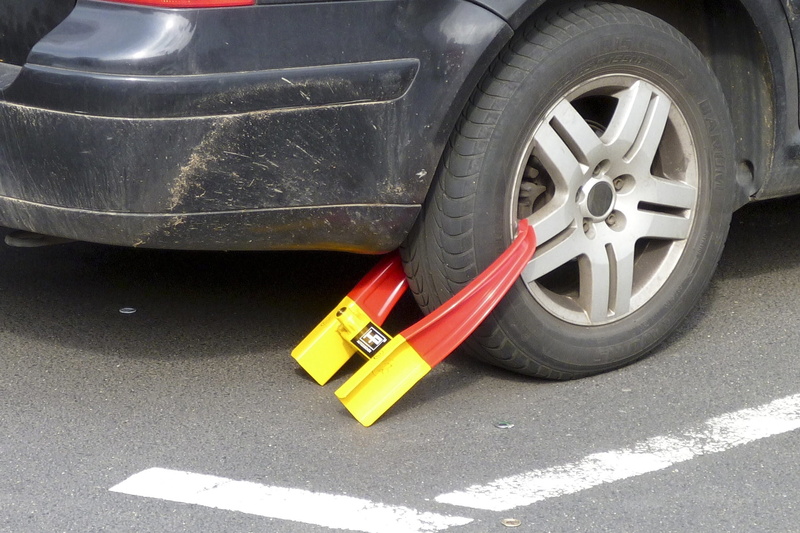 parks claw, red, rubber, wheel claw, Immobilizer, high angle view, parking offender, vehicles, cautionable money, marking, at the edge of, Car, black, sign