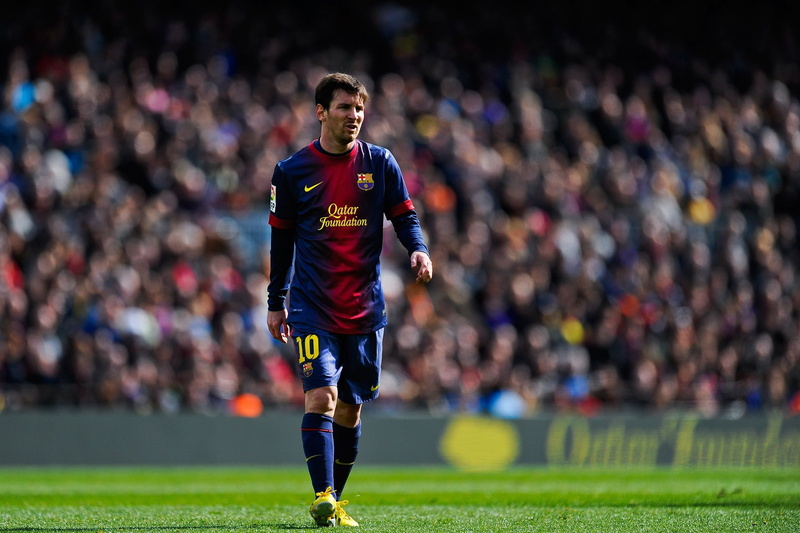 incidental people, sports uniform, sports clothing, Barcelona, Football, one person, sports equipment, soccer player, Sport, team sport, running, red, focus on foreground